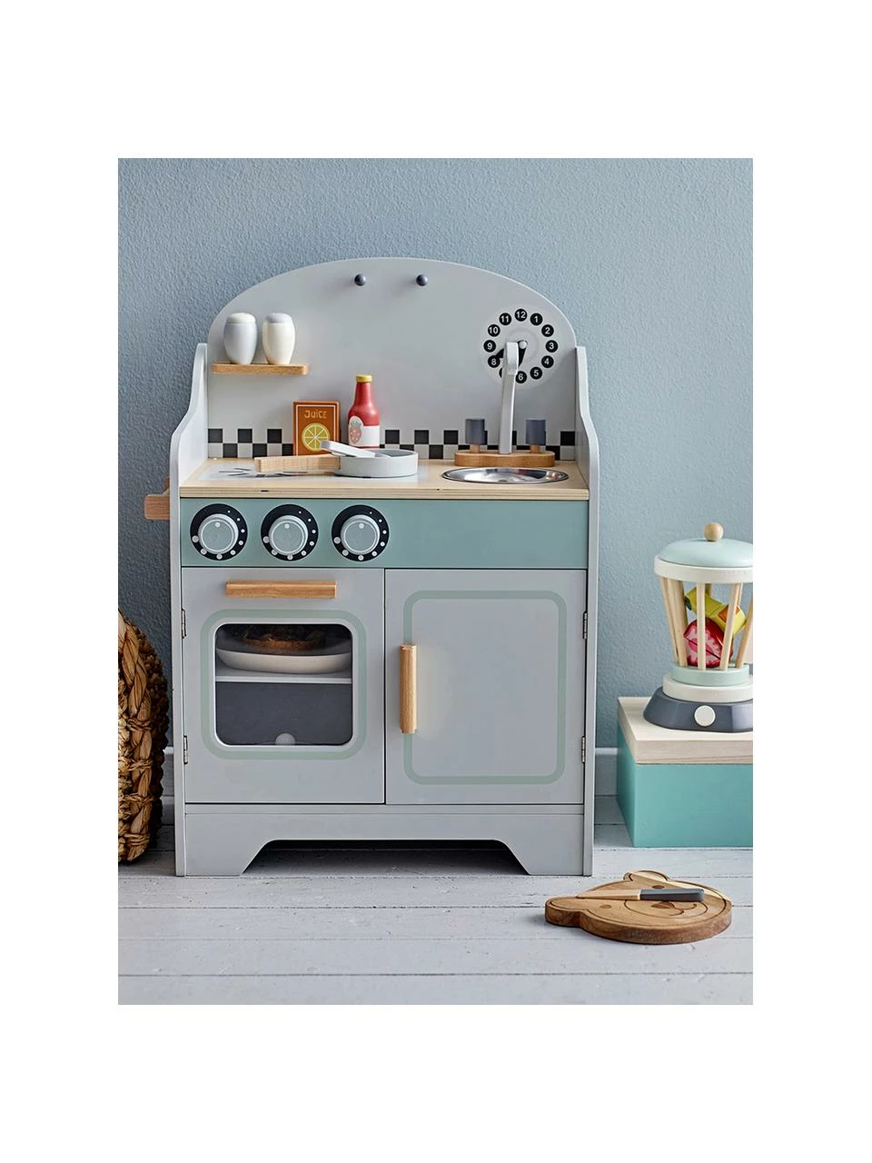 Bloomingville mini Cuisinière bois enfant Minicook, larg. 43 x haut. 58 cmSeulement 1 produit disponible 4 Bloomingville mini Cuisinière bois enfant Minicook, larg. 43 x haut. 58 cmSeulement 1 produit disponible – Image 2