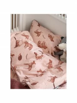 Sebra Linge de lit en coton biologique rose Nightfall Junior, larg. 101 x long. 135 cm + 1 taie d'oreiller 40 x 60 cmDisponibilité limitée -Enfants & bébé Soldes 2022 Linge de lit en coton biologique rose Nightfall Junior 1